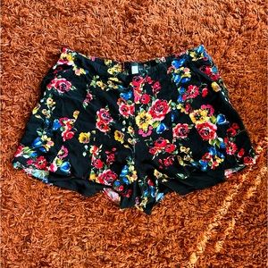 TORRID FLORAL BLACK SHORTS